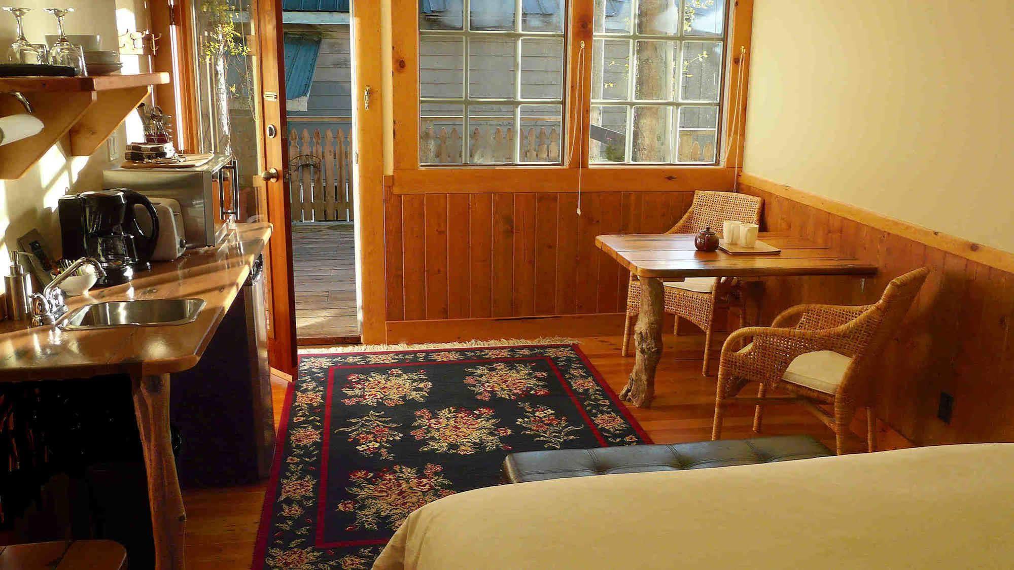 Seine Boat Inn Alert Bay Dış mekan fotoğraf
