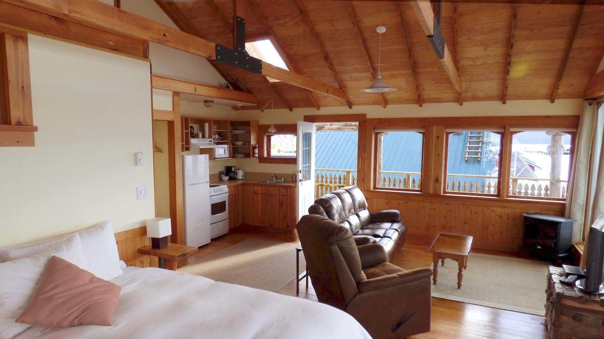 Seine Boat Inn Alert Bay Dış mekan fotoğraf