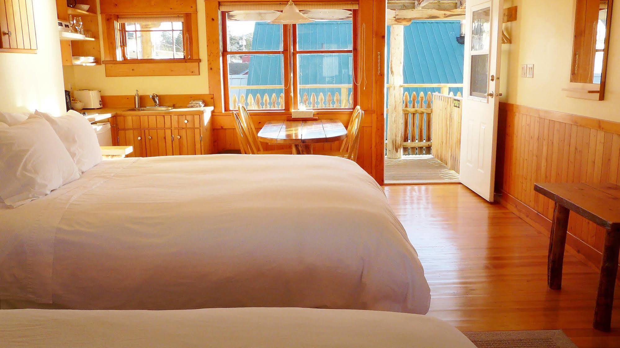Seine Boat Inn Alert Bay Dış mekan fotoğraf